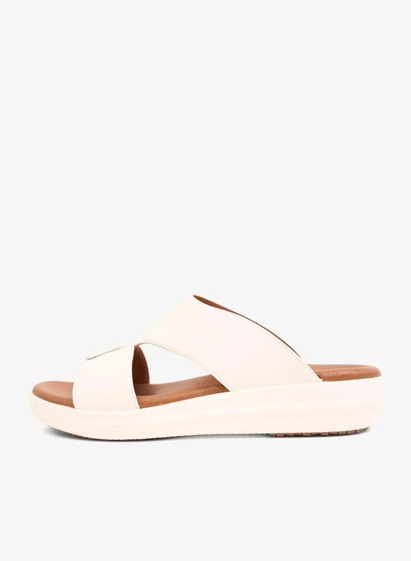 كومفورت بلس صنادل مريحة بيضاء بتصميم أنيق